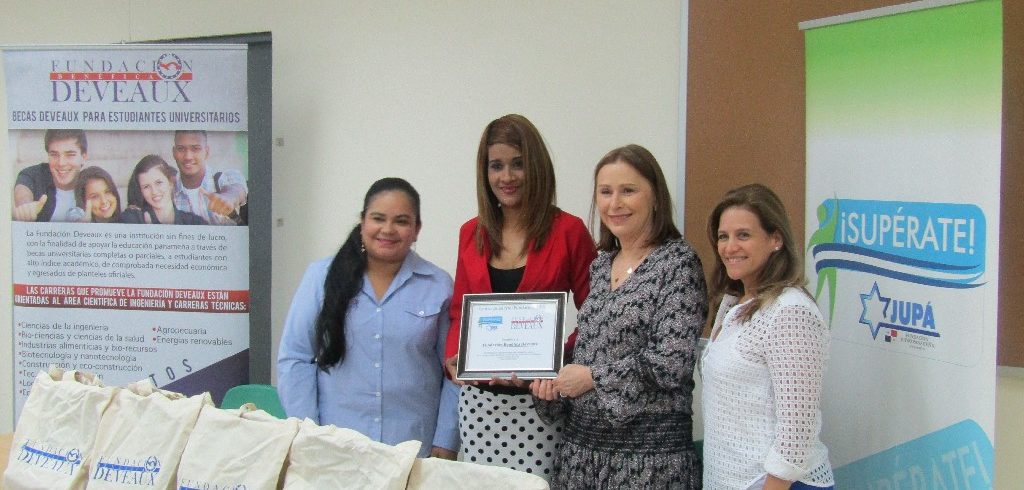 Entrega de becas Centro ¡Supérate! Fundación Jupá