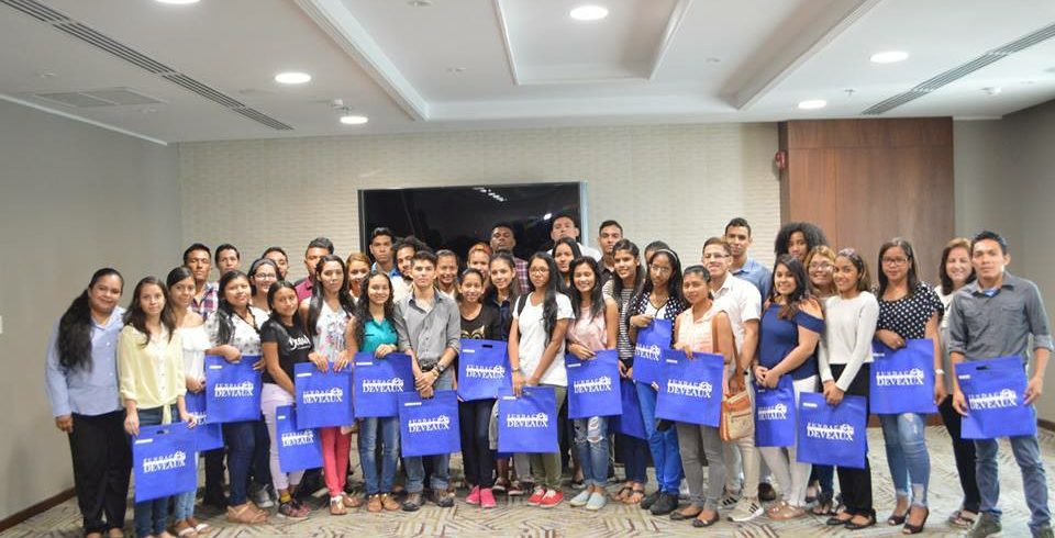 Entrega de becas Panamá